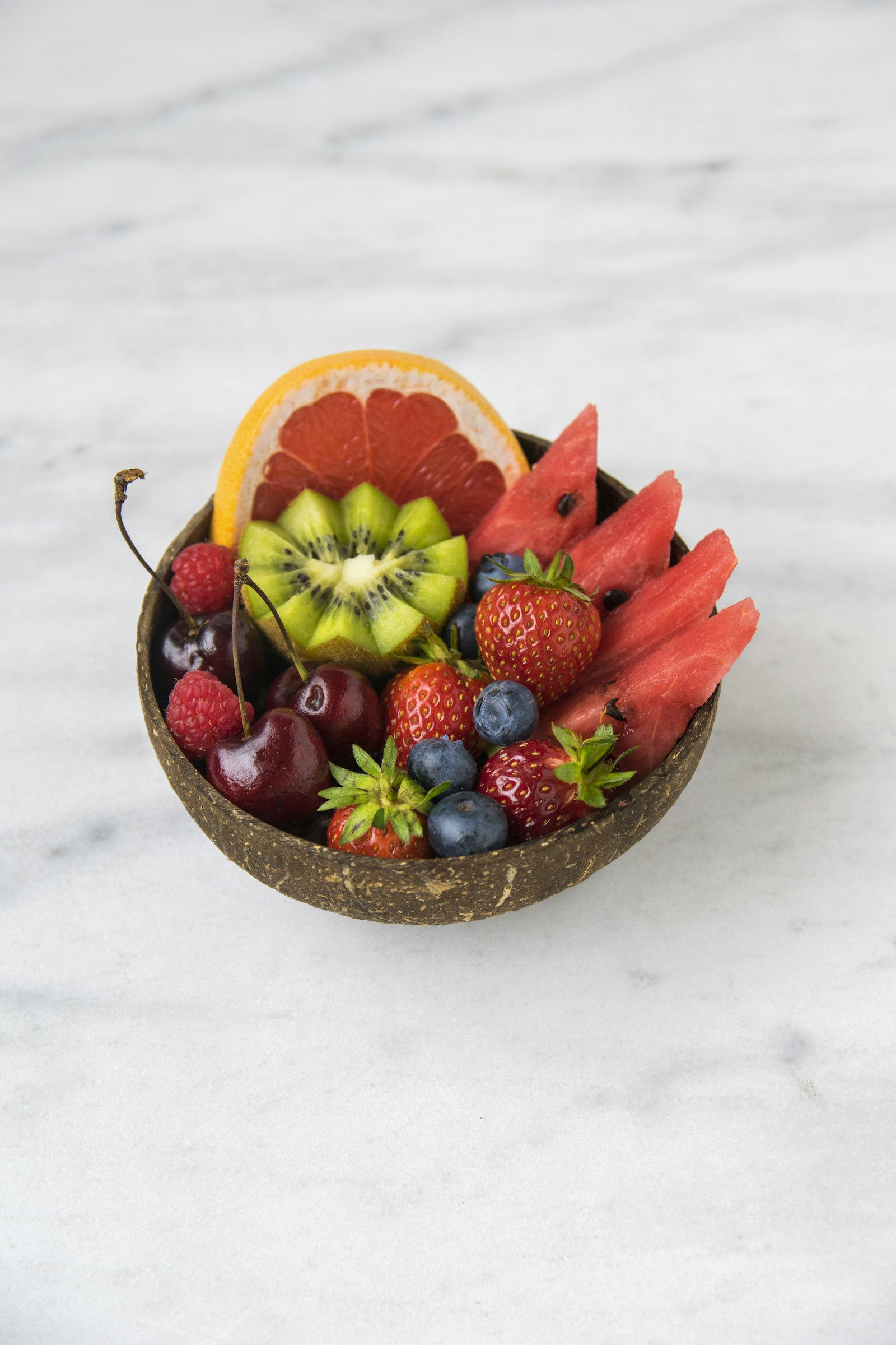 Tazón con fresa, kiwi, sandía, cerezas y moras frescas
